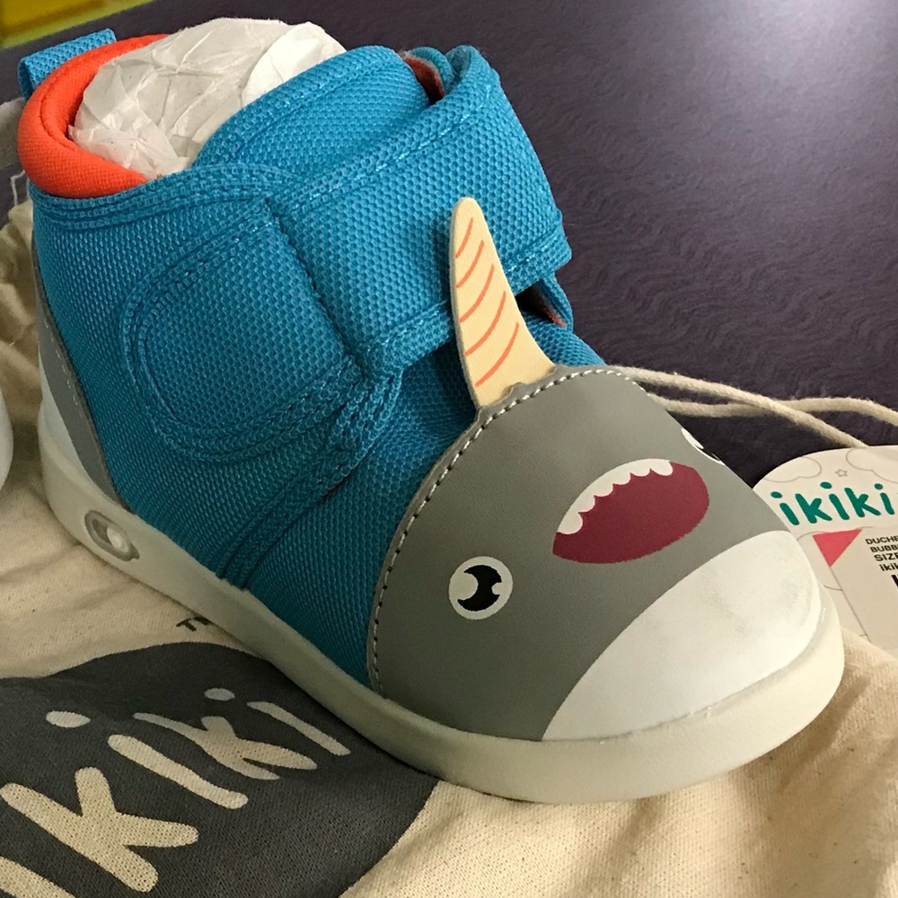 NWT Ikiki Narwahl Squeakers Sneakers in Size 6